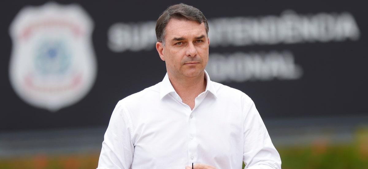 Flávio Bolsonaro protocola PEC pelo fim da reeleição à Presidência