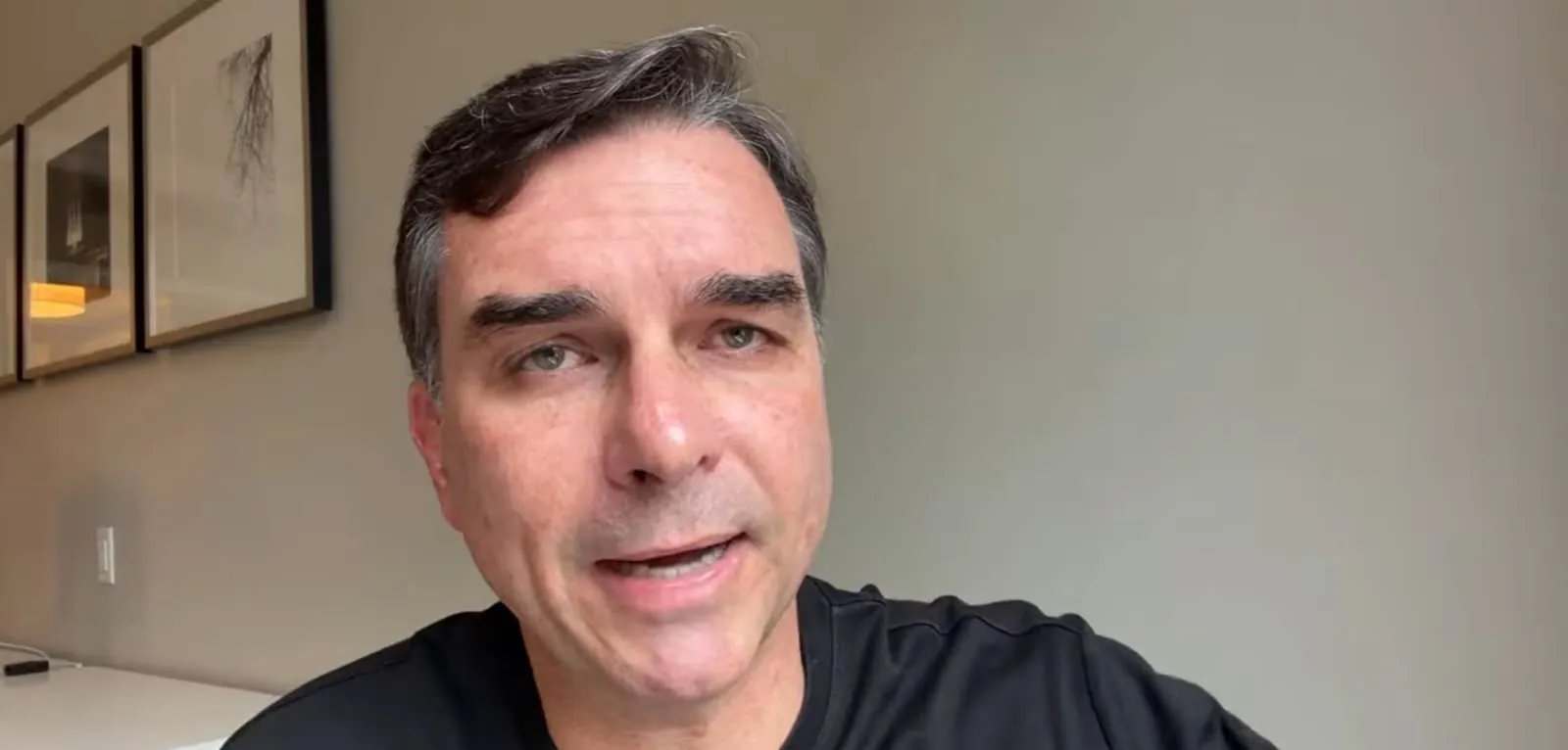 Flávio reage e diz que decisão de Moraes em ampliar restrições a prisão domiciliar de Bolsonaro é 'covarde'