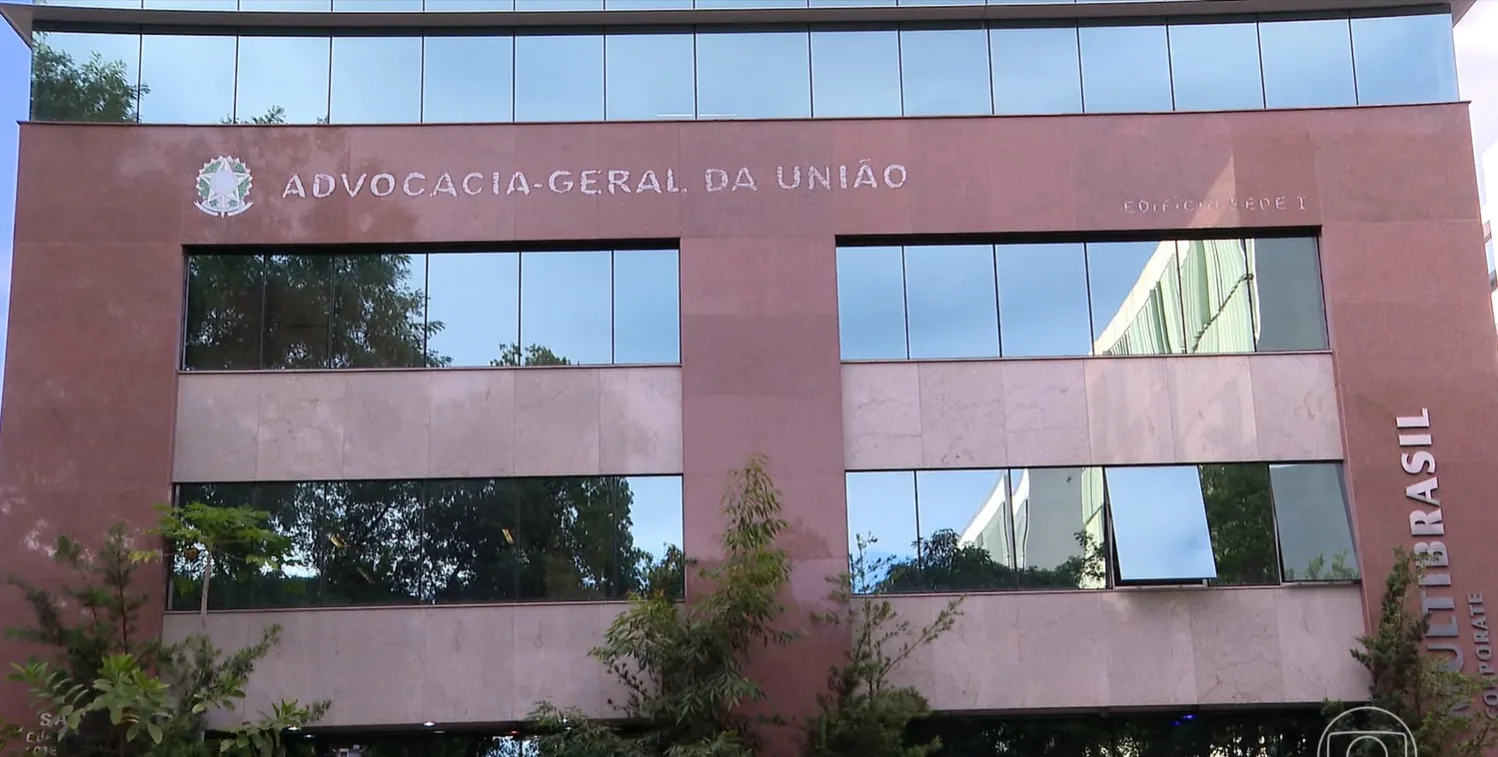 AGU pede a Fachin suspensão do afastamento do diretor da PF e aponta invasão de prerrogativa de Lula