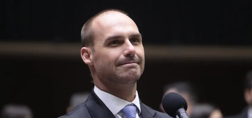 Aliado diz que Eduardo obteve Green Card por “habilidades extraordinárias”