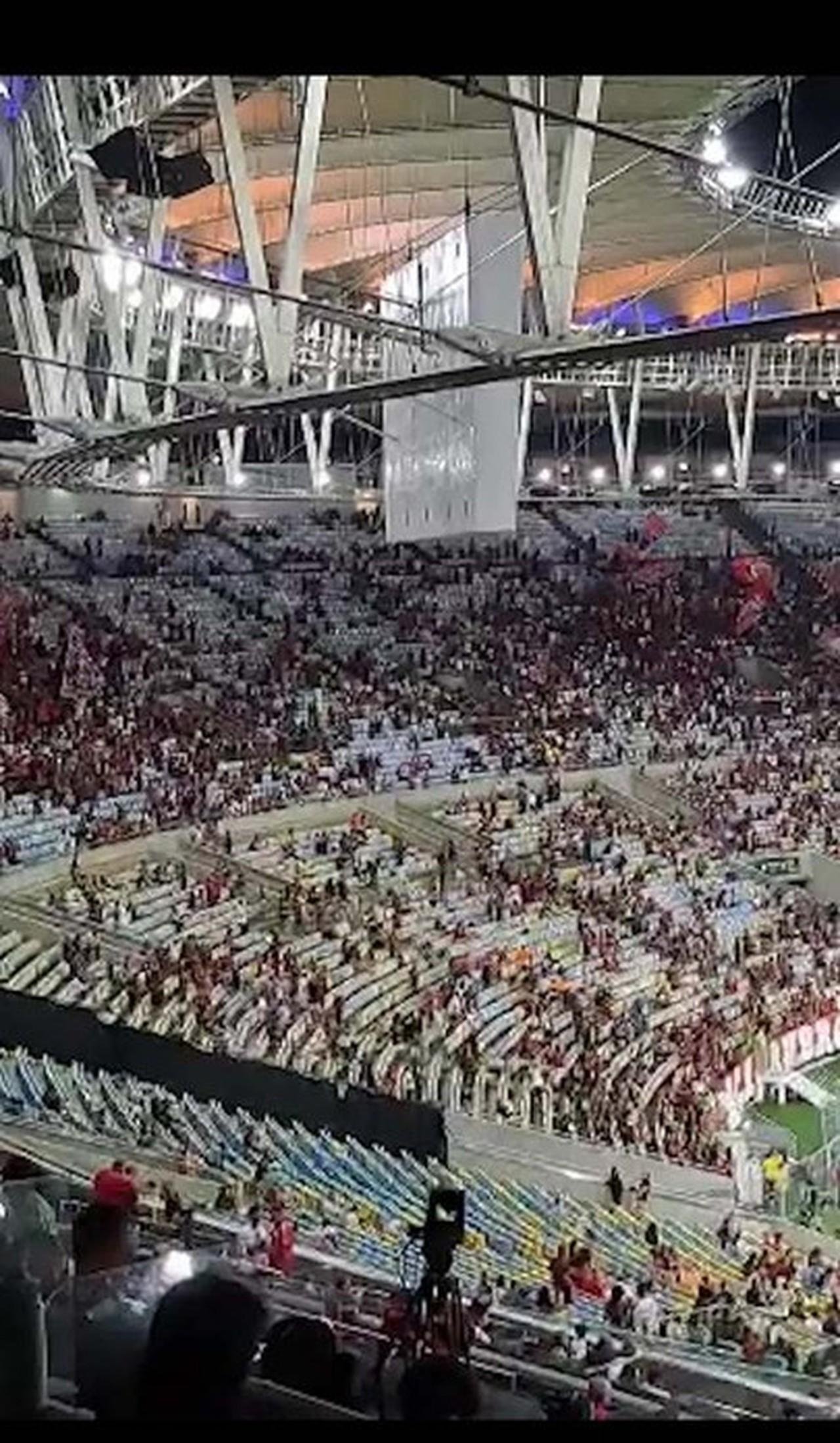 Jogo do Flamengo contra o Madureira é marcado por público baixo e novos protestos de torcedores