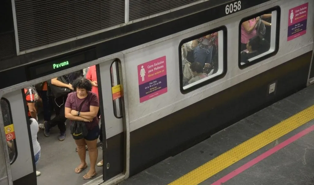 Nova lei determinando vagões femininos no trem e metrô 24 horas por dia passa a valer no Estado do Rio