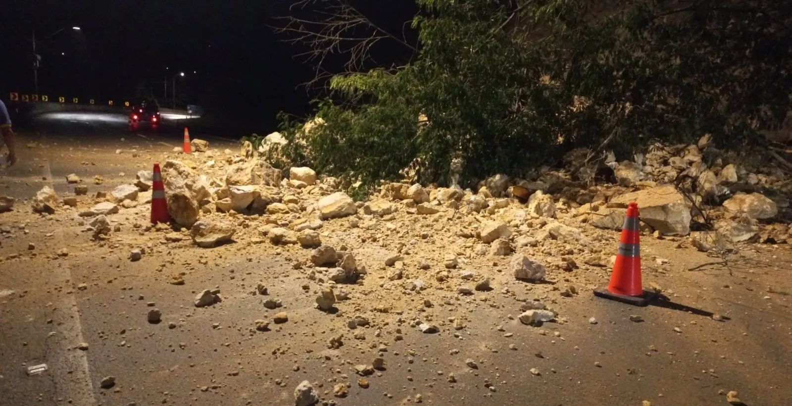 Deslizamento de rochas interdita parcialmente a Rodovia dos Tamoios | G1