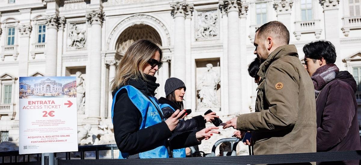 Fontana di Trevi passa a cobrar 2 euros de entrada de turistas para combater o excesso de visitantes