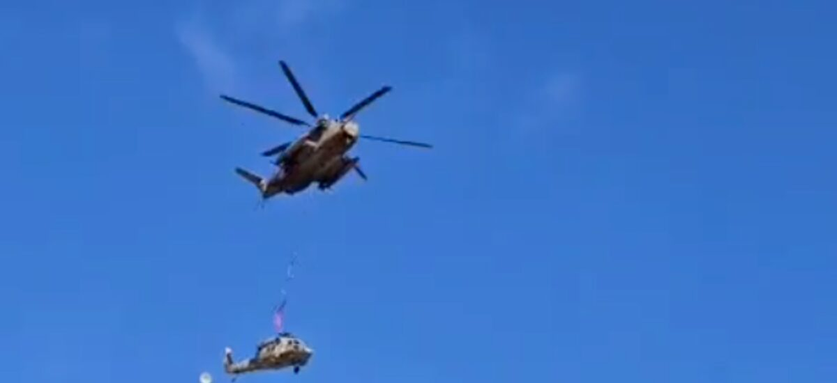 Helicóptero militar de Israel cai durante transporte aéreo na Cisjordânia; veja vídeo