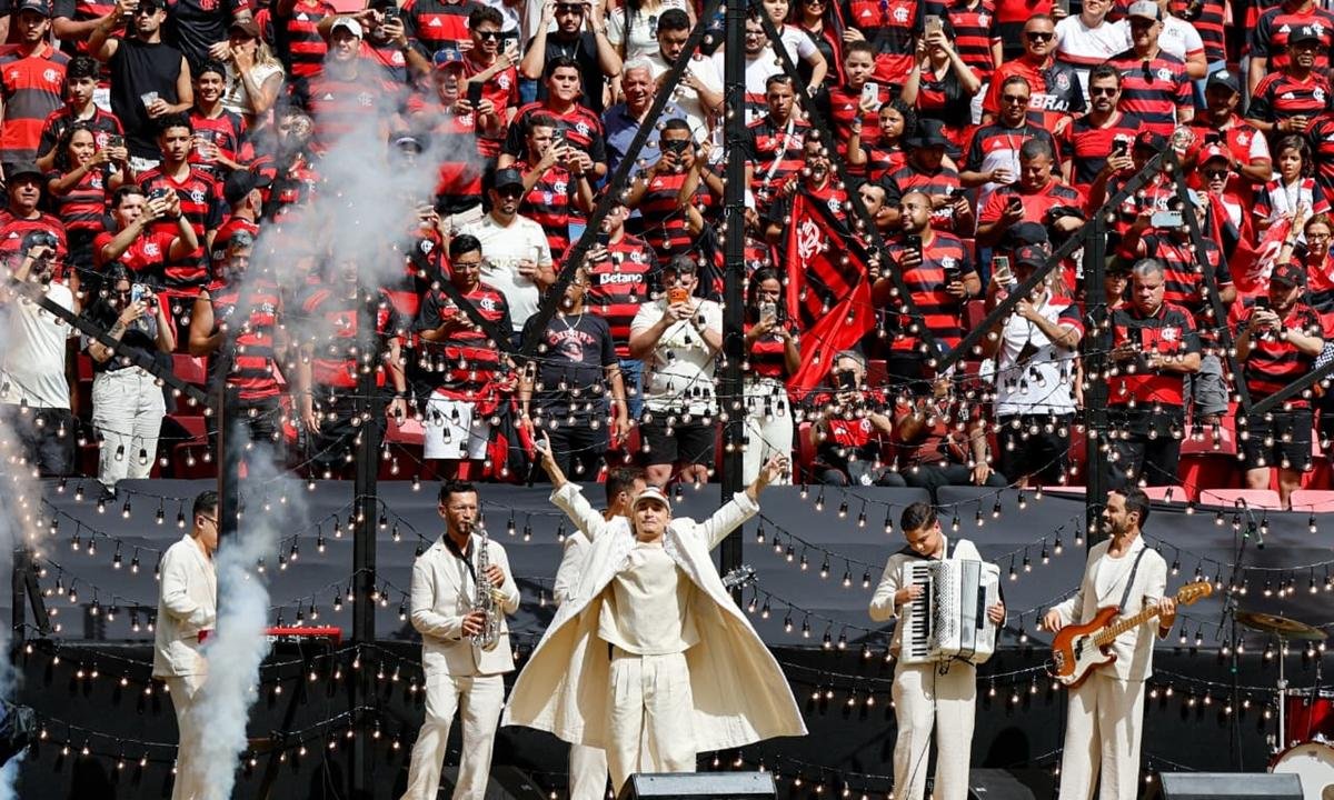 João Gomes agita torcedores antes da disputa do Flamengo e Corinthians