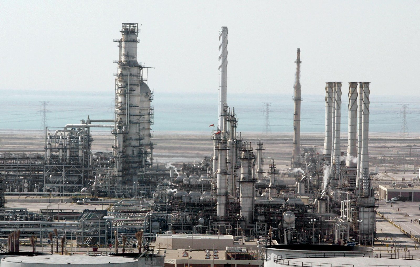 Irã atinge instalações de energia na Arábia Saudita e no Catar em onda de retaliação contra países que abrigam bases dos EUA