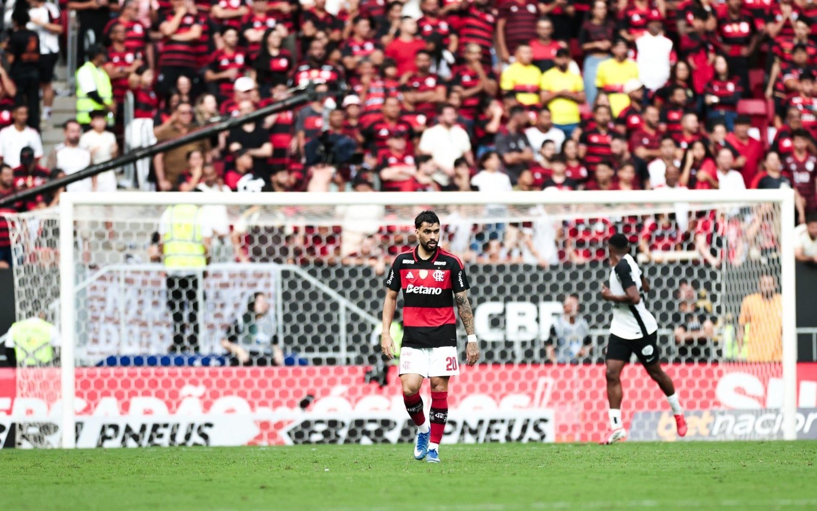 Paquetá tem estreia discreta no Flamengo e perde grande chance na Supercopa