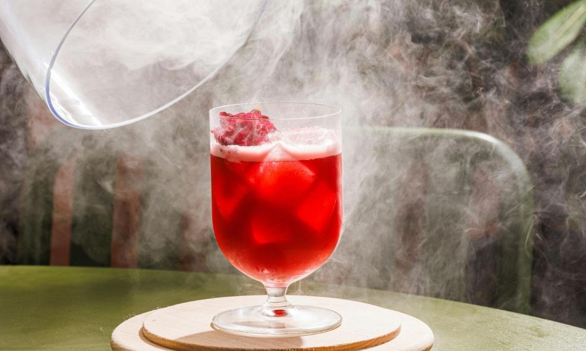 Homem bebe drinque da moda e quase morre com perfuração no estômago