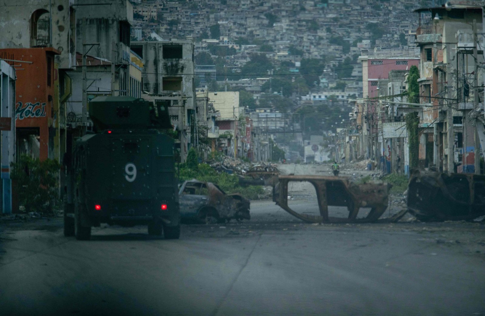 Navios de guerra dos Estados Unidos chegam à capital do Haiti
