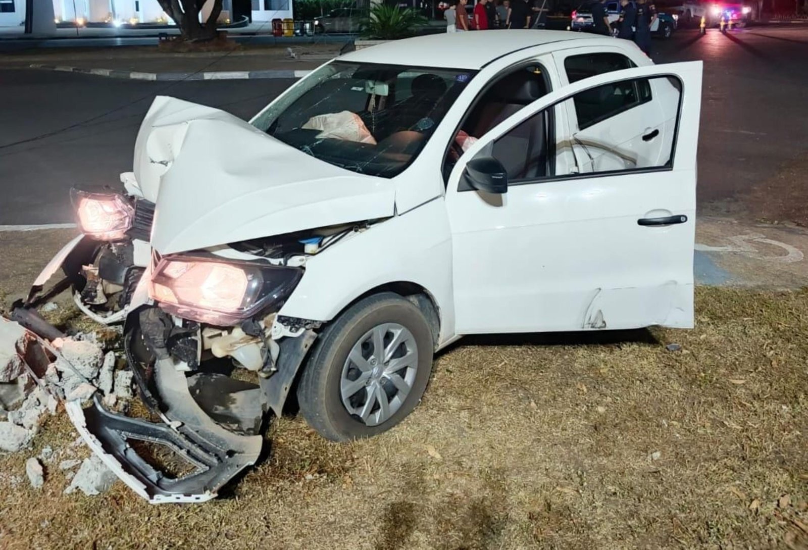 Carro atinge moto e derruba poste de energia no Centro Cívico | G1