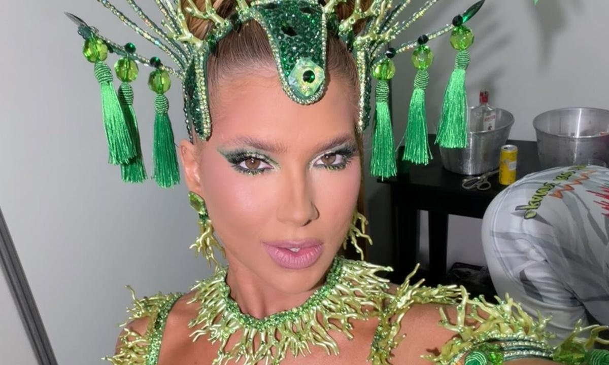 Virginia mostra galo na cabeça e bolhas após ensaio técnico a Sapucaí