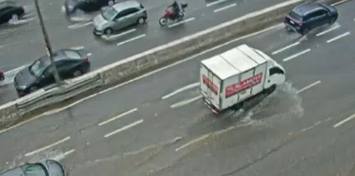 Defesa Civil alerta para risco de chuvas fortes em SP nesta semana