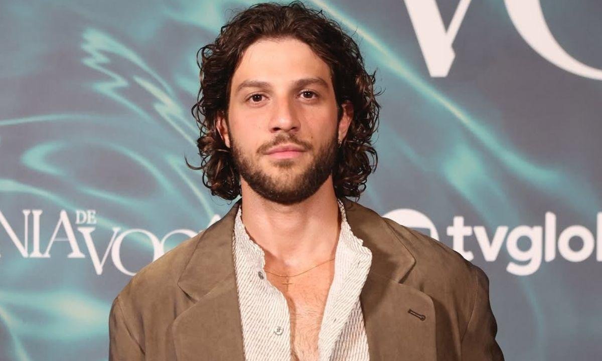 Como é a mansão de Chay Suede com decoração no estilo casa de "avó"