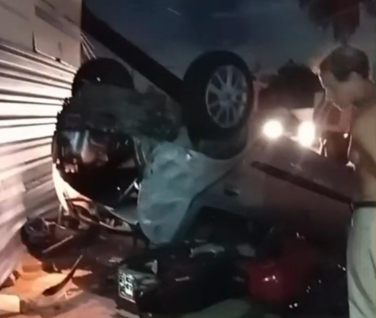 Motorista embriagado desobedece ordem de parada, capota carro, derruba poste e é preso na Grande Natal | G1