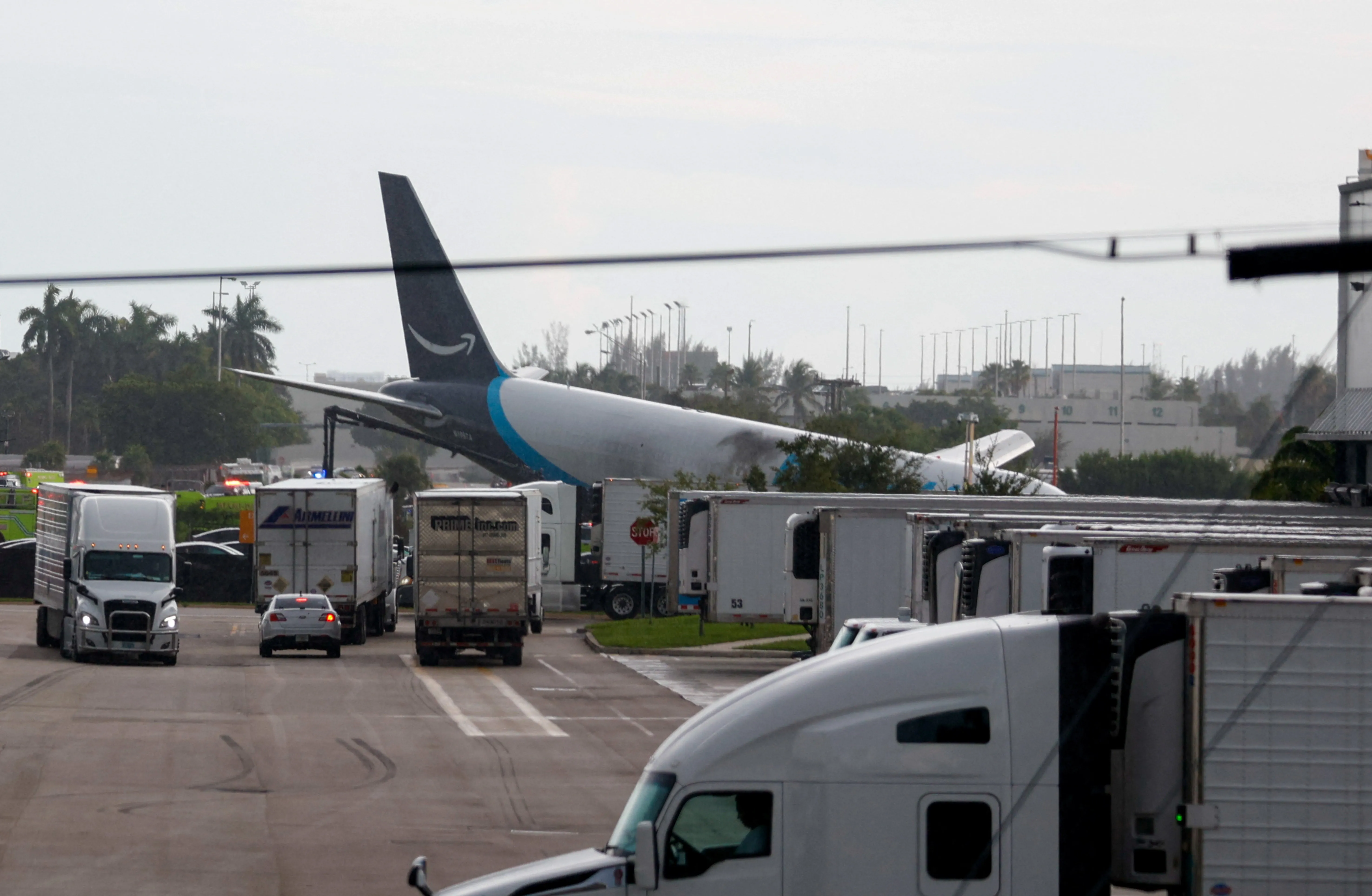 Avião cargueiro da Amazon sai da pista e atravessa estrada perto de aeroporto em Miami