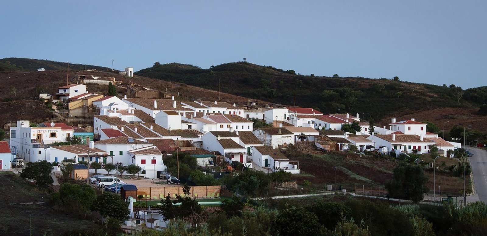 Quer criar um refúgio isolado? Comprar uma aldeia inteira é a nova tendência