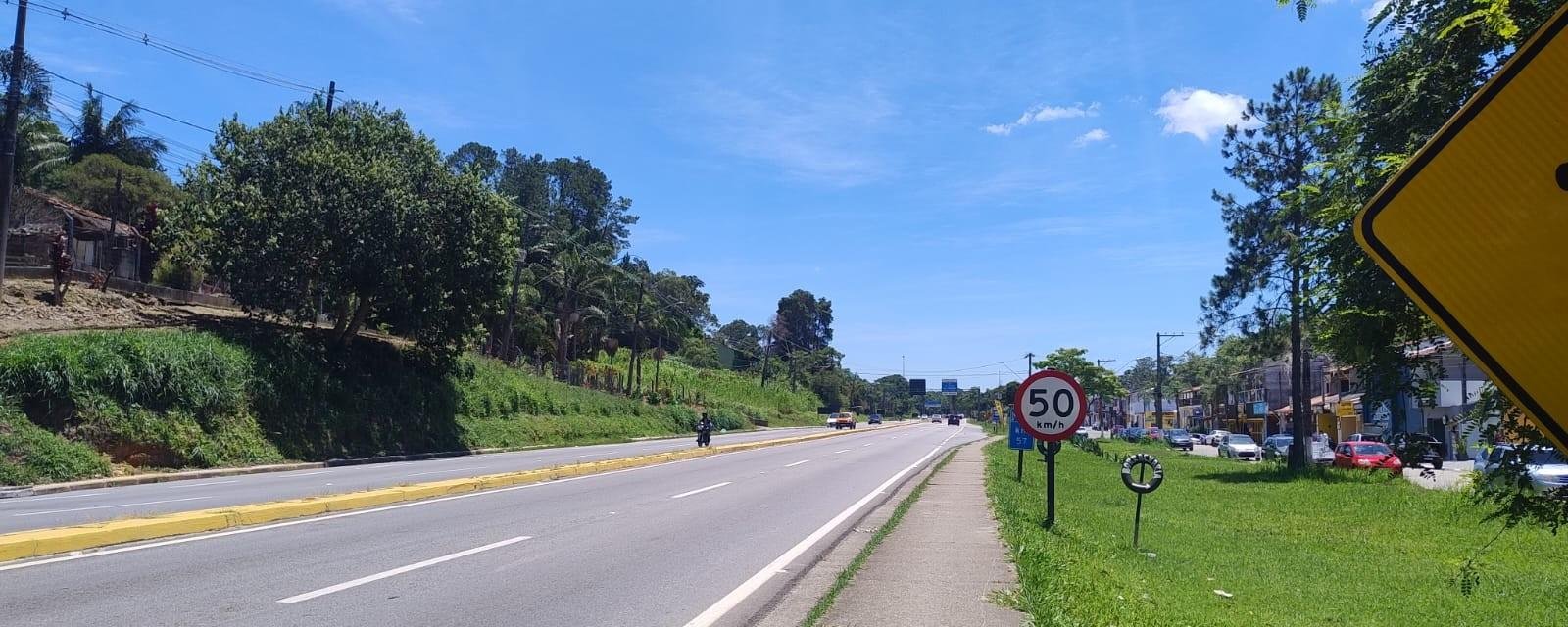 Acidente Mogi-Bertioga: batida entre carro e caminhão interdita via | G1