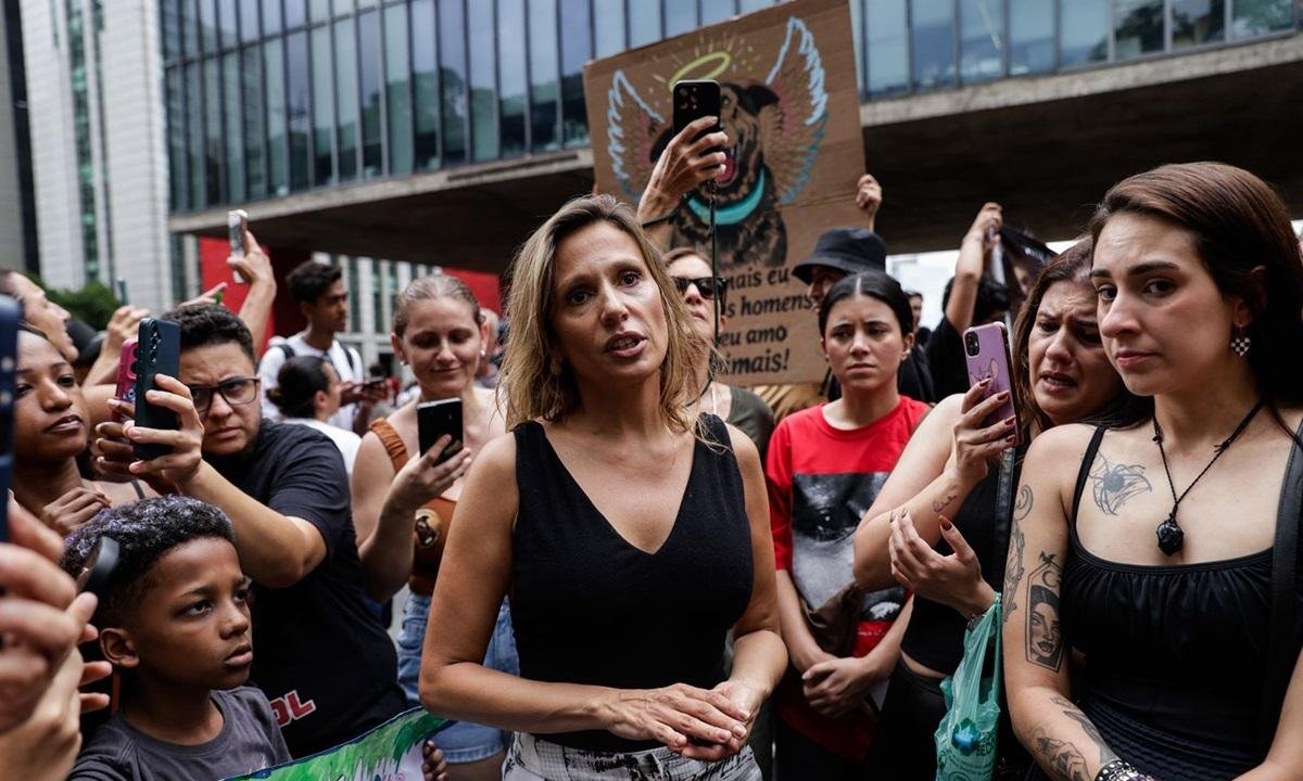 Luisa Mell se emociona em protesto na Paulista: "Só vamos chorar?"