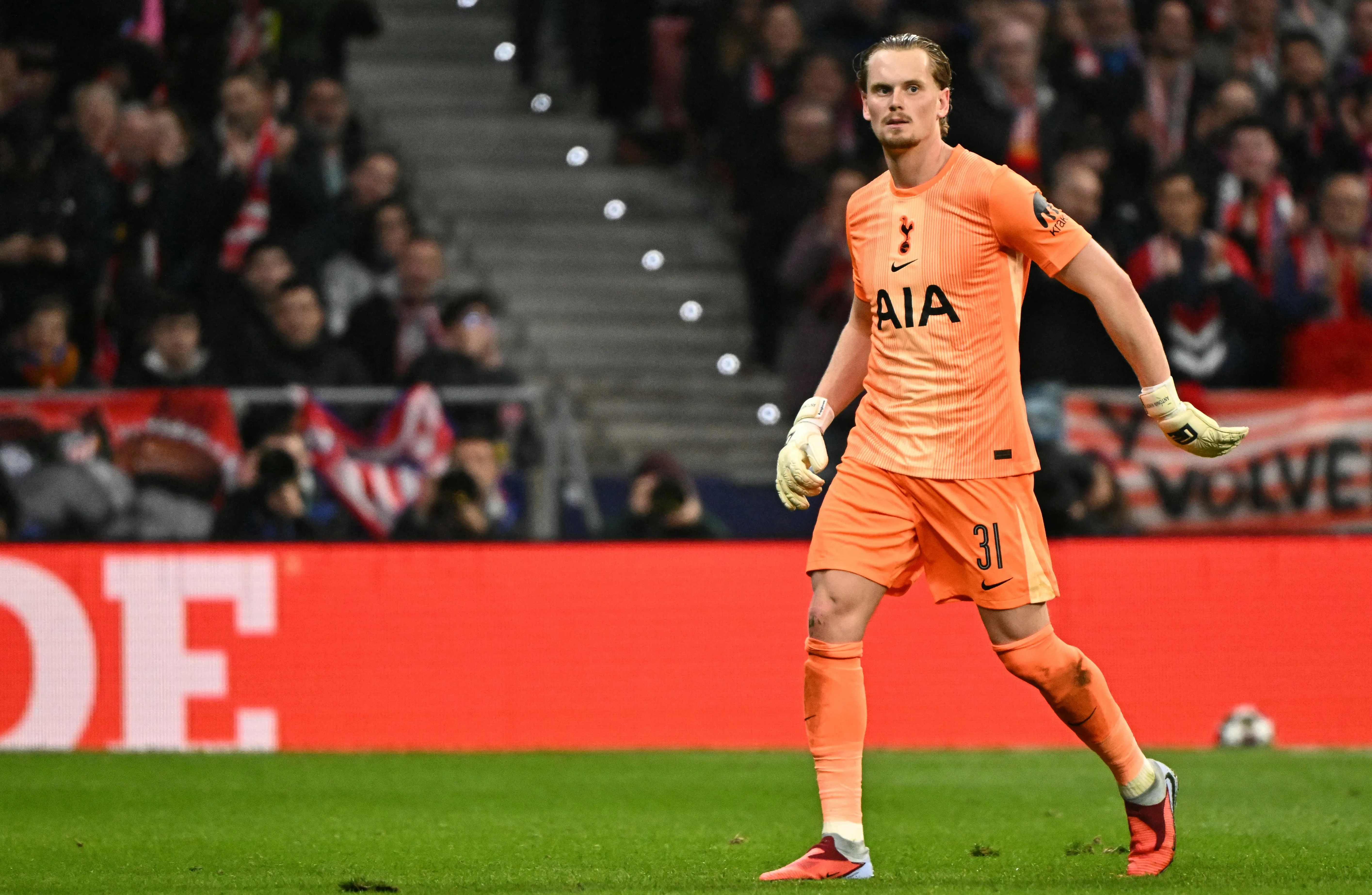 Tottenham deve emprestar goleiro substituído aos 15 minutos do primeiro tempo na Liga dos Campeões