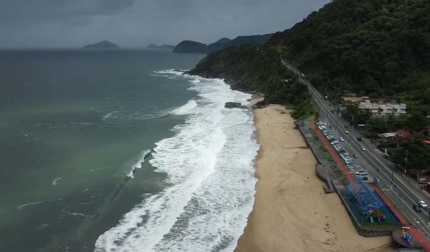 Ressaca deixa mar agitado entre RS e RJ | G1