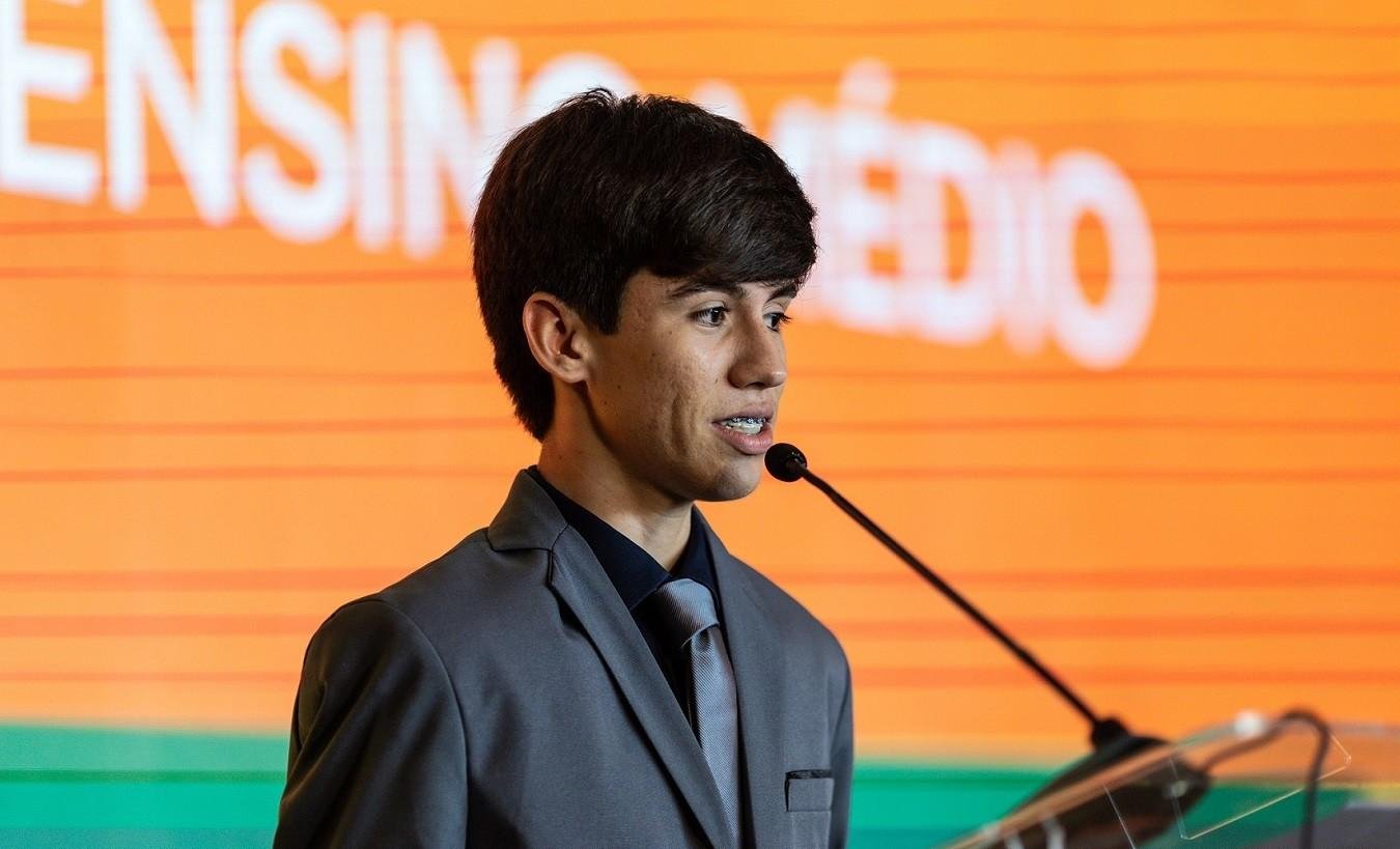 Histórias do avô inspiraram vencedor do Prêmio Jovem Cientista 2025 no Ensino Médio