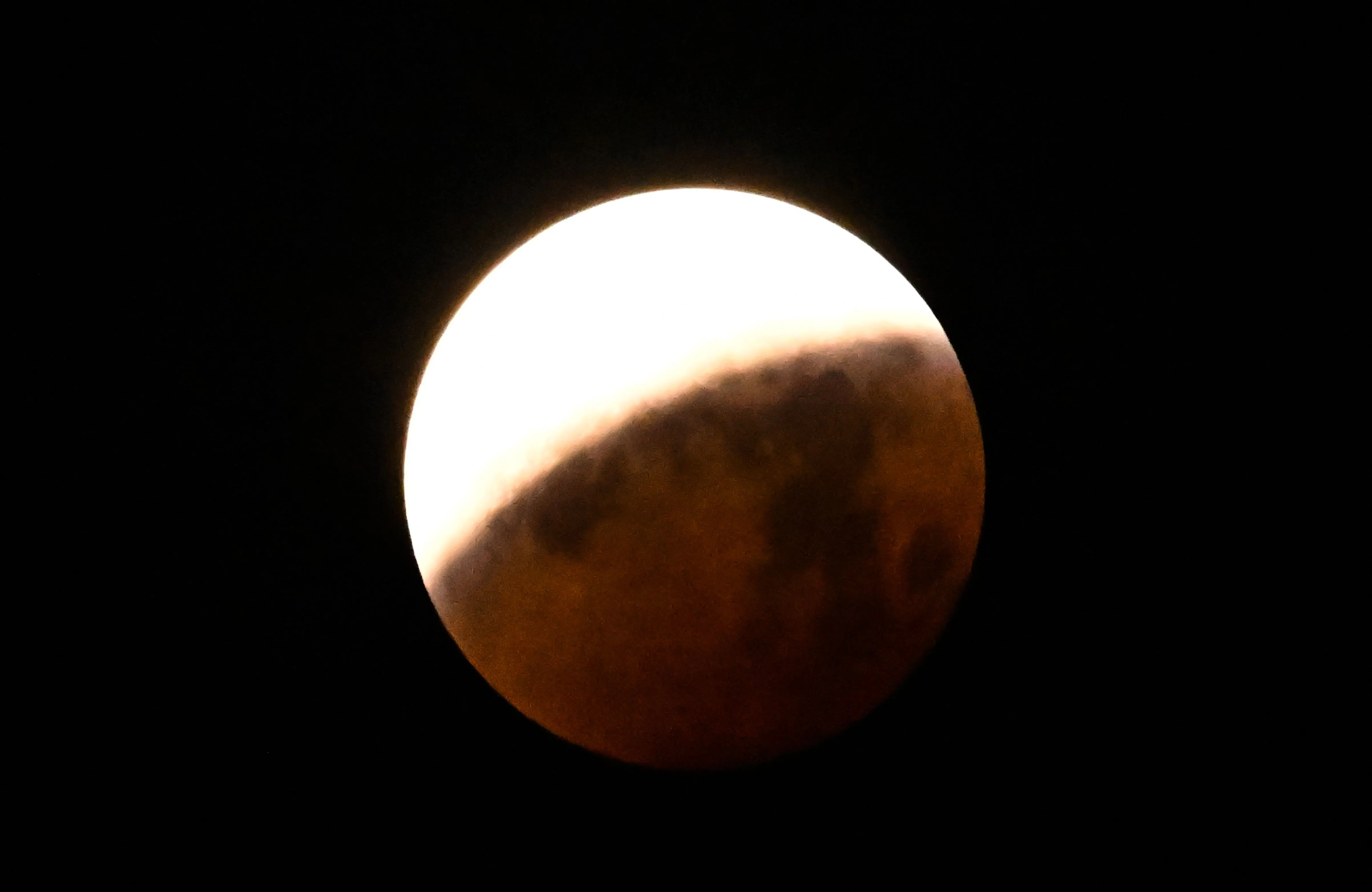 Eclipse lunar poderá ser visto em todo o Brasil na noite desta quinta-feira; veja horários