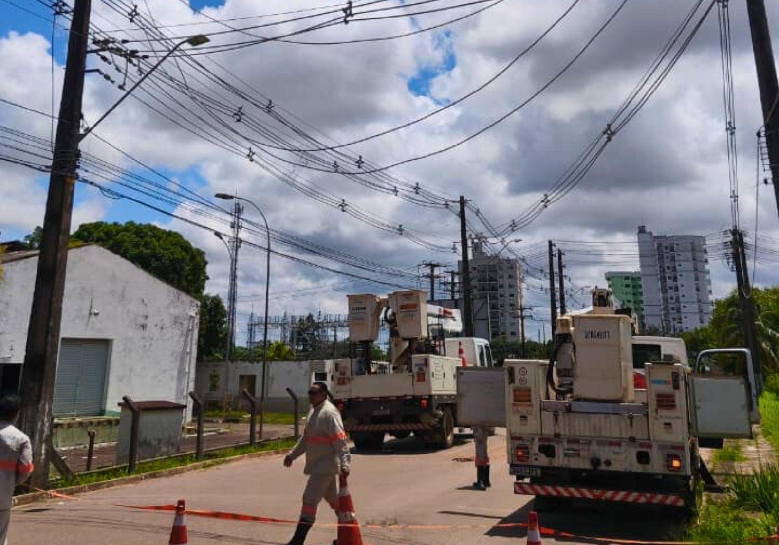 Homem morre após receber descarga elétrica e cair de poste no Acre | G1
