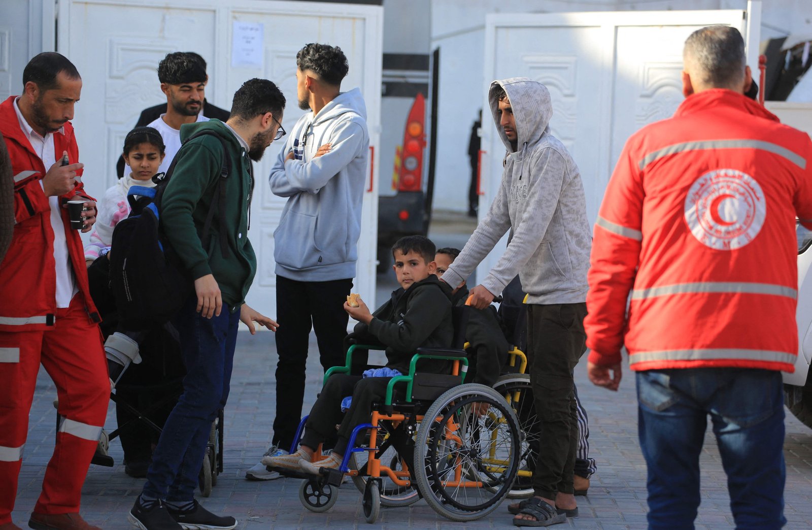 Palestinos cruzam fronteira em Rafah a conta-gotas, enquanto Israel formula reconstrução mesmo sem desarme do Hamas