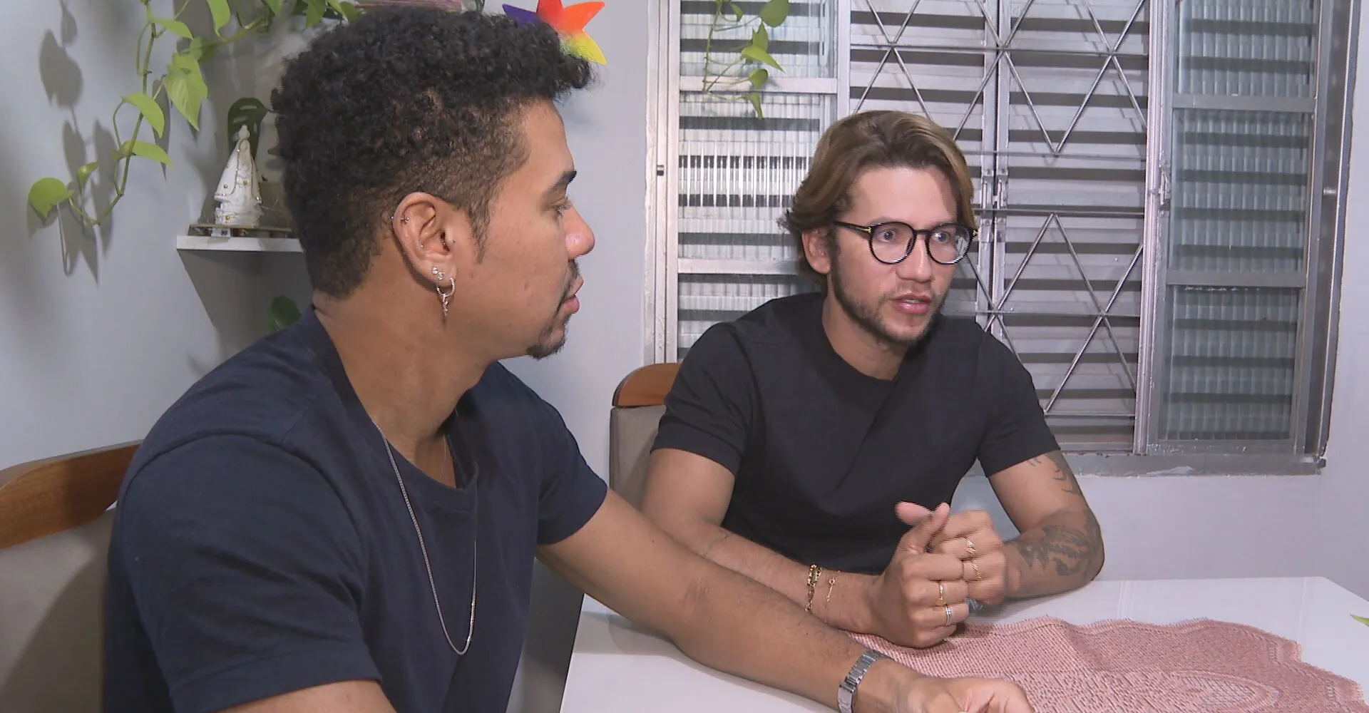 Casal do DF denuncia ter sofrido homofobia de padre durante casamento | G1