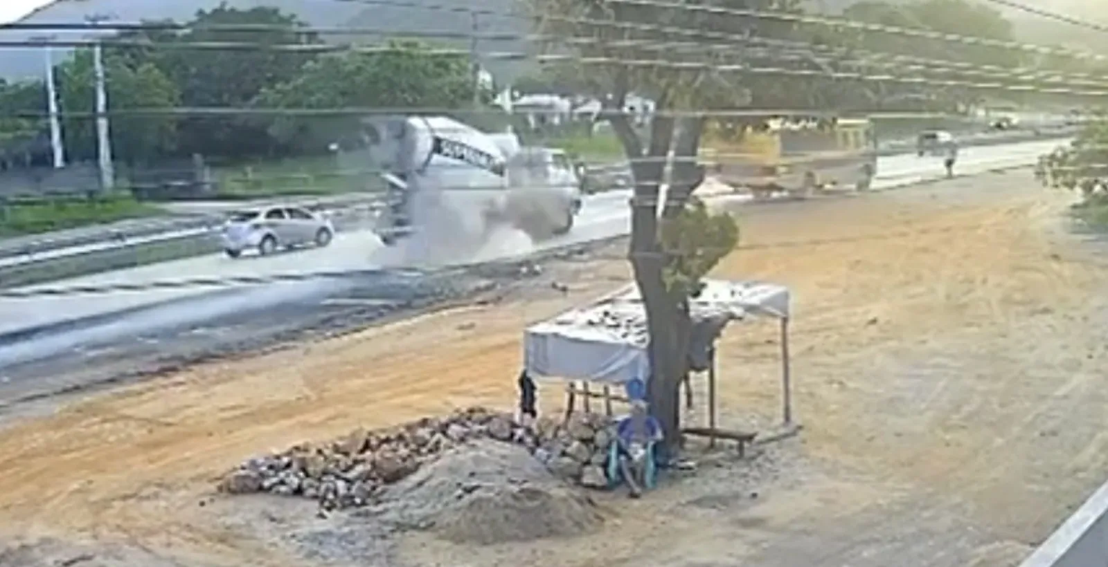 Acidente em Caucaia: ônibus escolar e caminhão colidem na BR-222 | G1