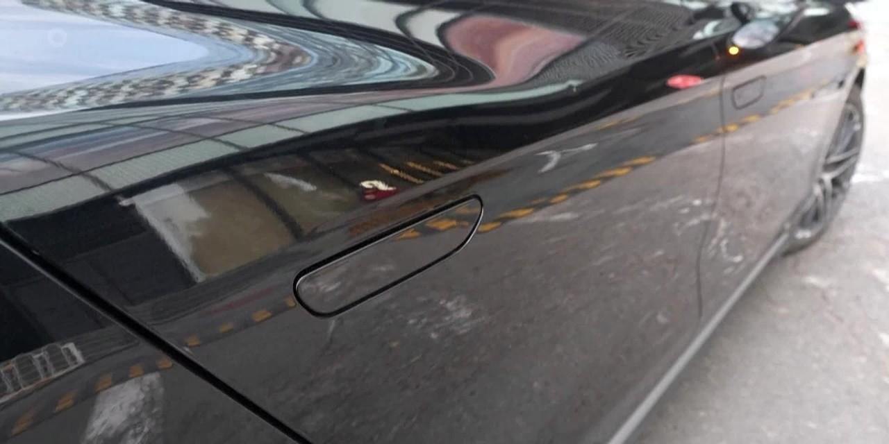 China proíbe maçanetas ocultas em carros elétricos após acidentes fatais