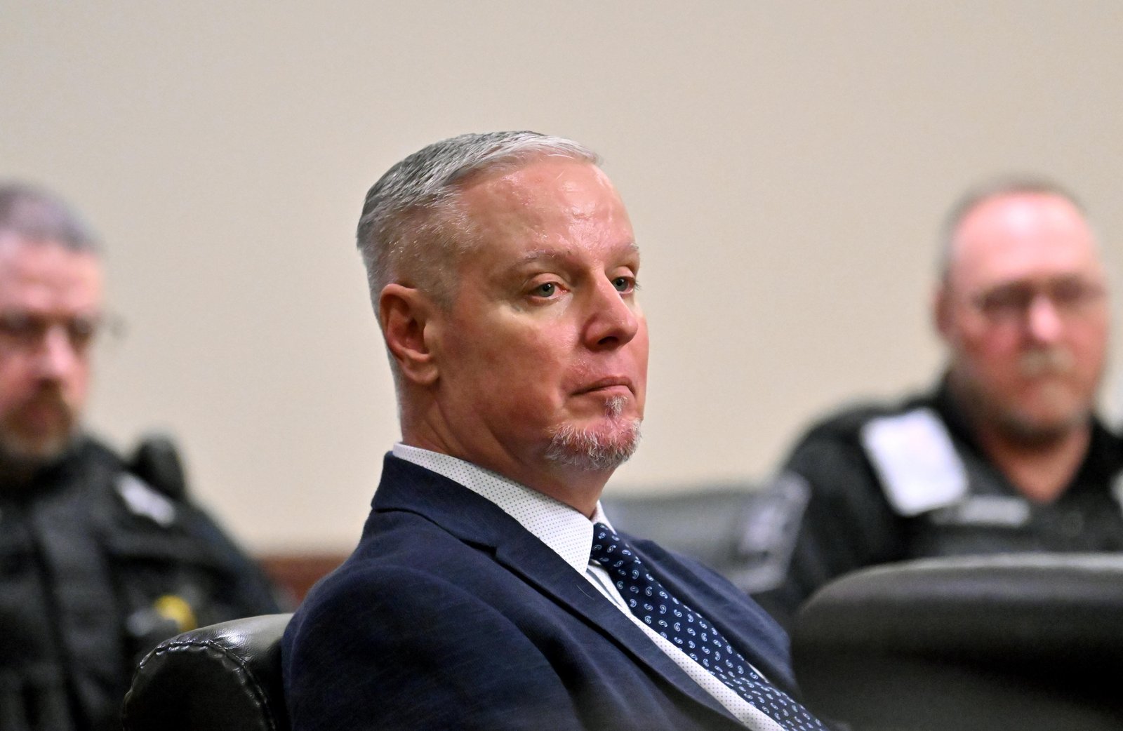 Pai é condenado por assassinatos cometidos por filho adolescente, que matou 2 professores e 2 alunas nos EUA | G1