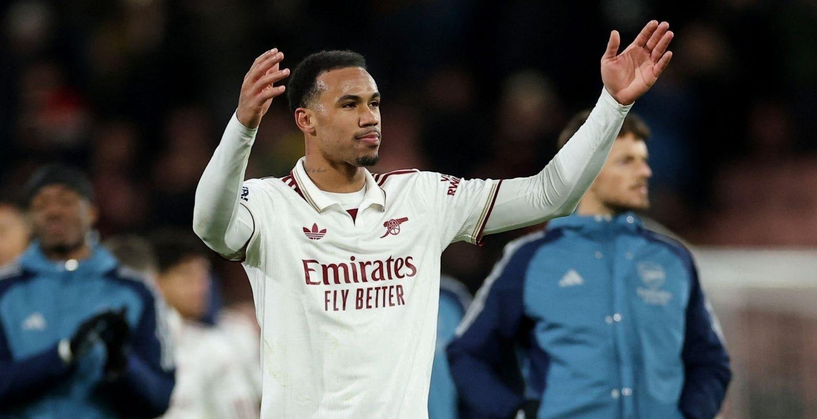 Com gol de brasileiro, Arsenal vence o Bournemouth e dispara na liderança