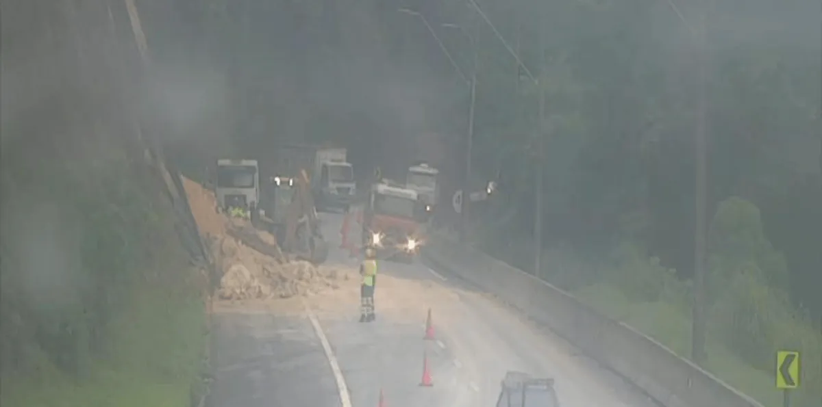 Interdição: Rodovia dos Tamoios registra novo deslizamento em Caraguatatuba