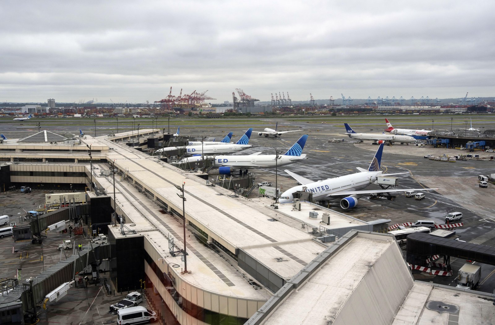 Mulher é presa no aeroporto de Milão após embarcar sem passagem em voo dos EUA para a Itália