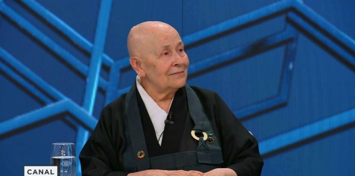 Monja Coen critica consumismo e alerta: “Excesso nos torna prisioneiros”