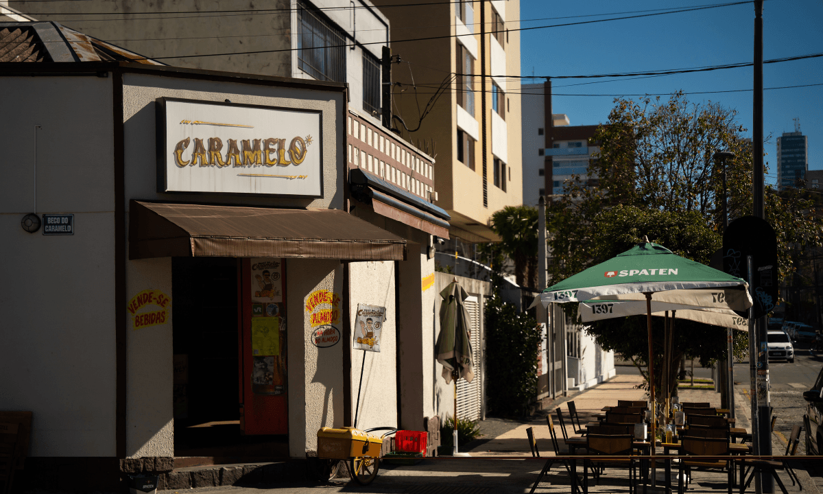 Projeto cria regras para mesas em calçadas em Curitiba