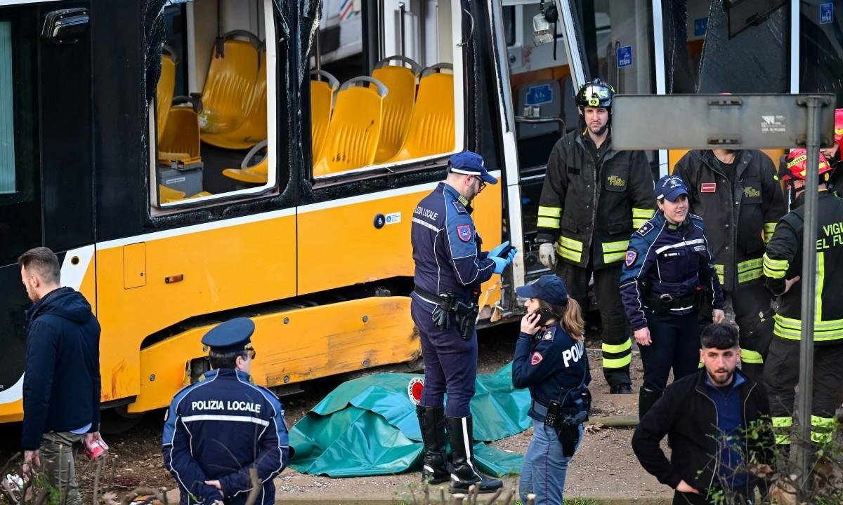 Bonde descarrila e deixa 2 mortos e 39 feridos em Milão, na Itália | G1