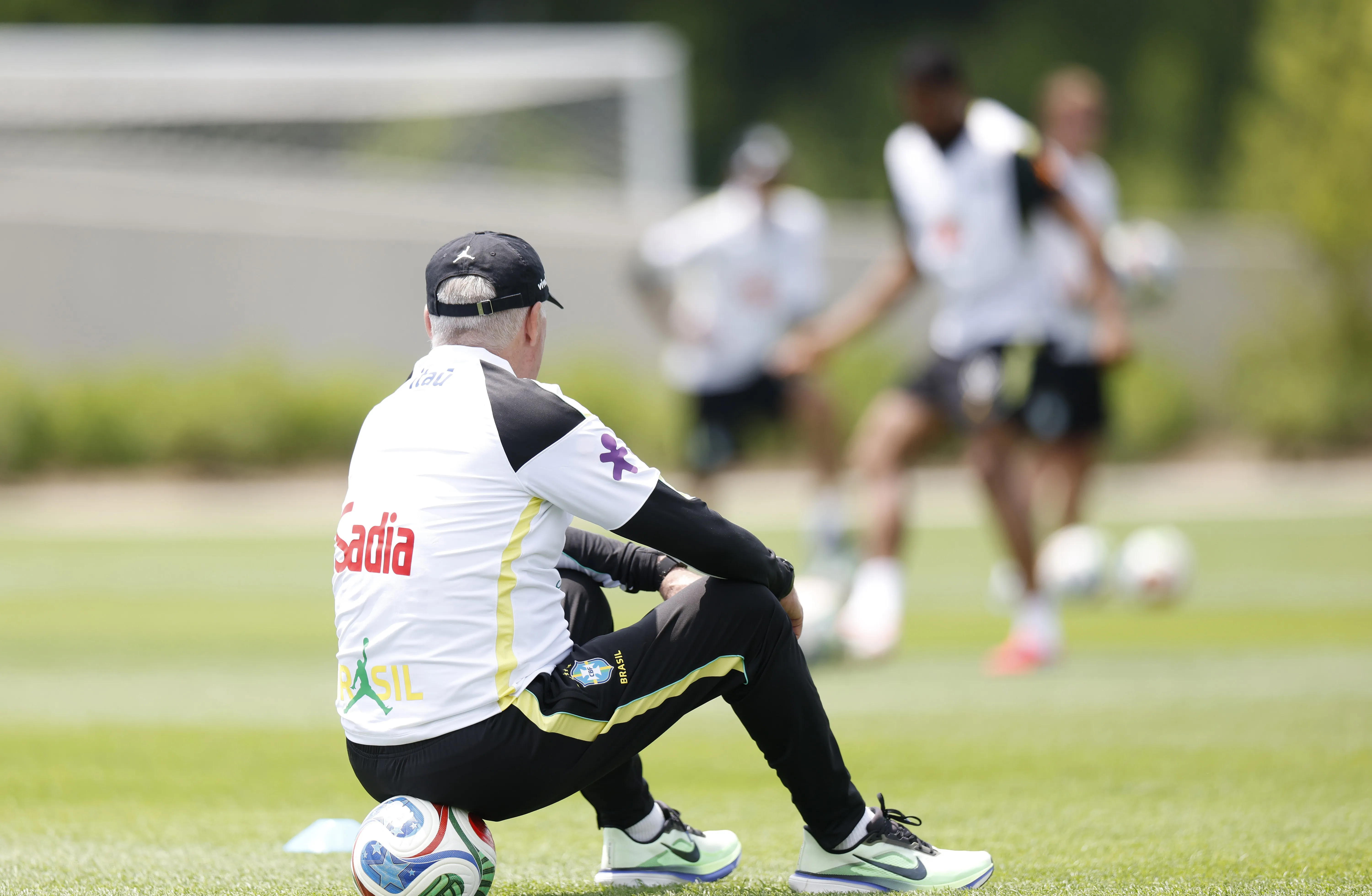 Seleção ainda tenta encontrar identidade com mais de um ano de Ancelotti