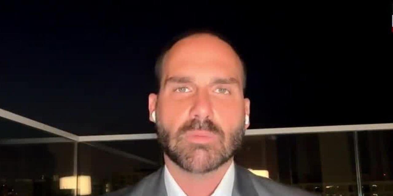 Prisão de Bolsonaro será ‘consertada’ com mudança política, diz Eduardo