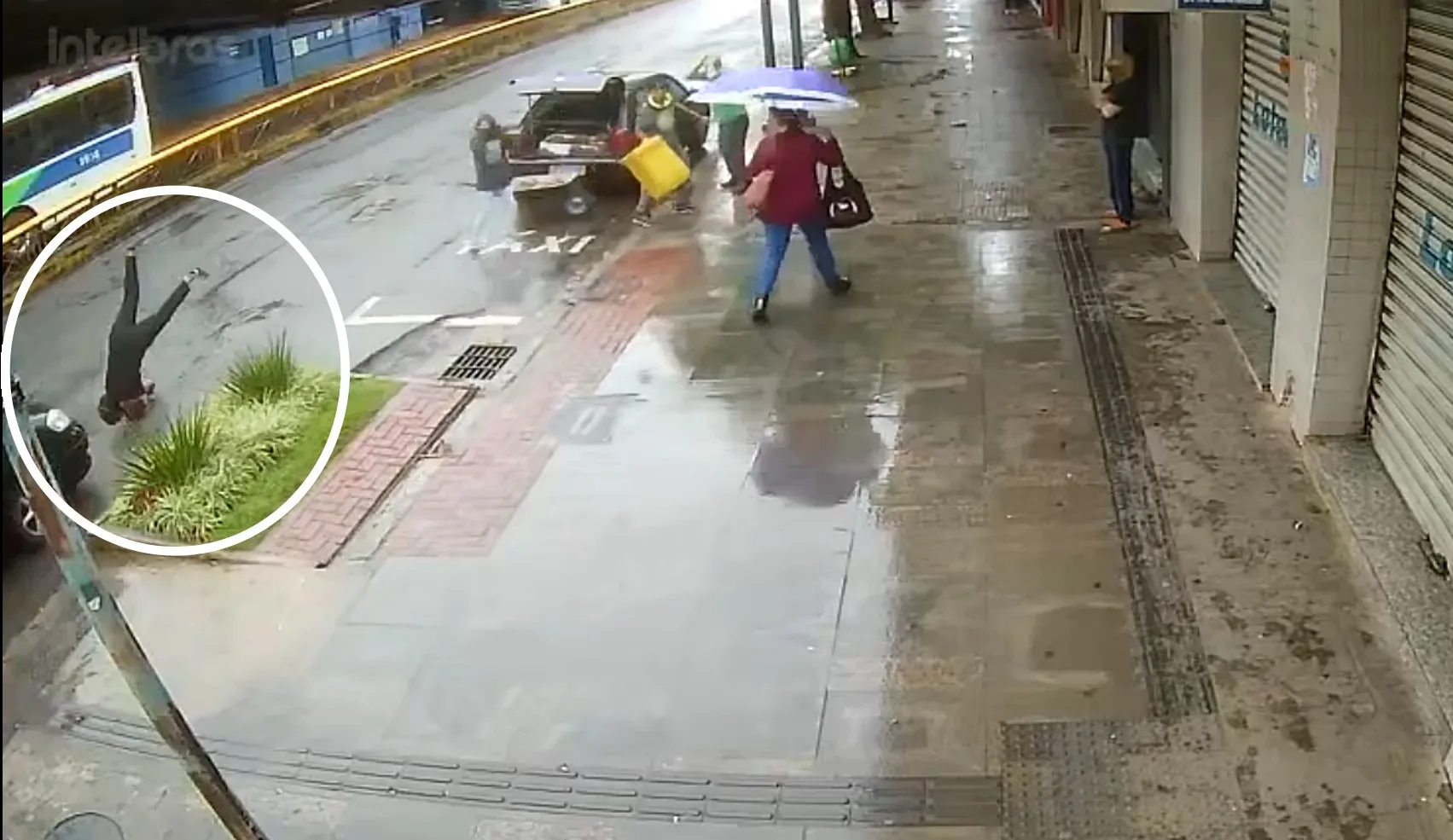 VÍDEO mostra atropelamento de idosa na faixa de pedestres em cruzamento em Poços de Caldas, MG | G1