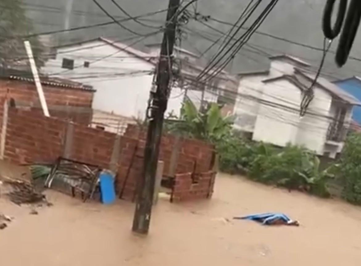 Bombeiros atuam em 33 ocorrências por causa da chuva em todo o Rio na manhã desta sexta-feira; em Angra, um homem morreu