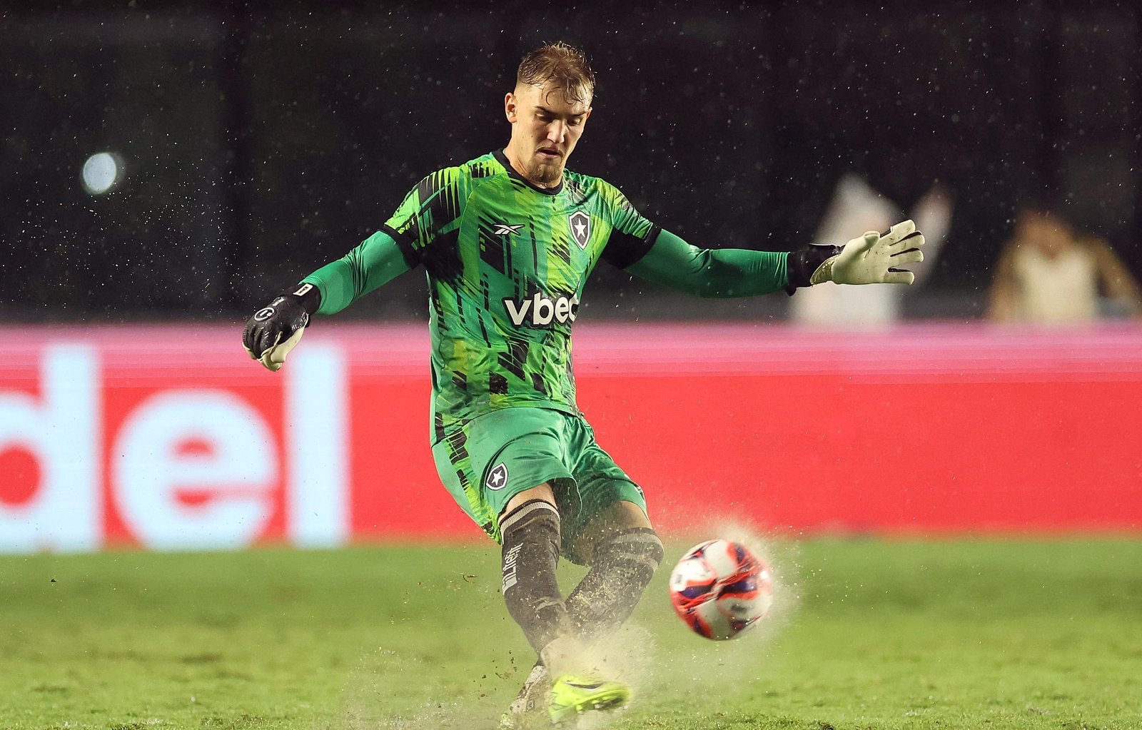 Léo Linck assume vaga de titular do gol do Botafogo e vira 'bola de segurança' na Libertadores