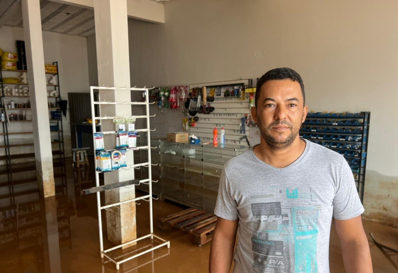 Nível da água começa a baixar em ruas de Espinosa depois de enchente | G1