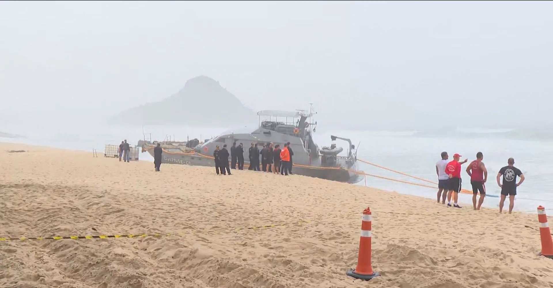 Marinha consegue retirar embarcação que estava encalhada na Macumba | G1