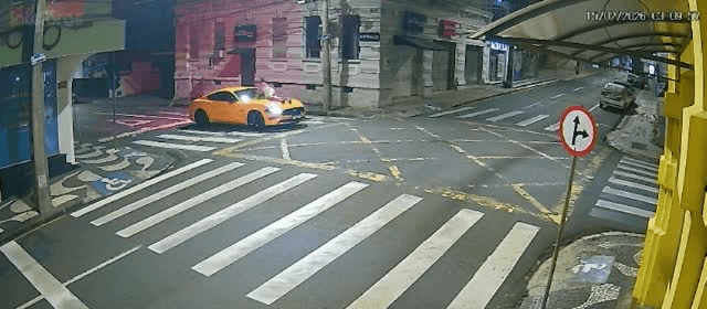 GM de Ponta Grossa flagra motorista com mulher sobre capô e faz prisão