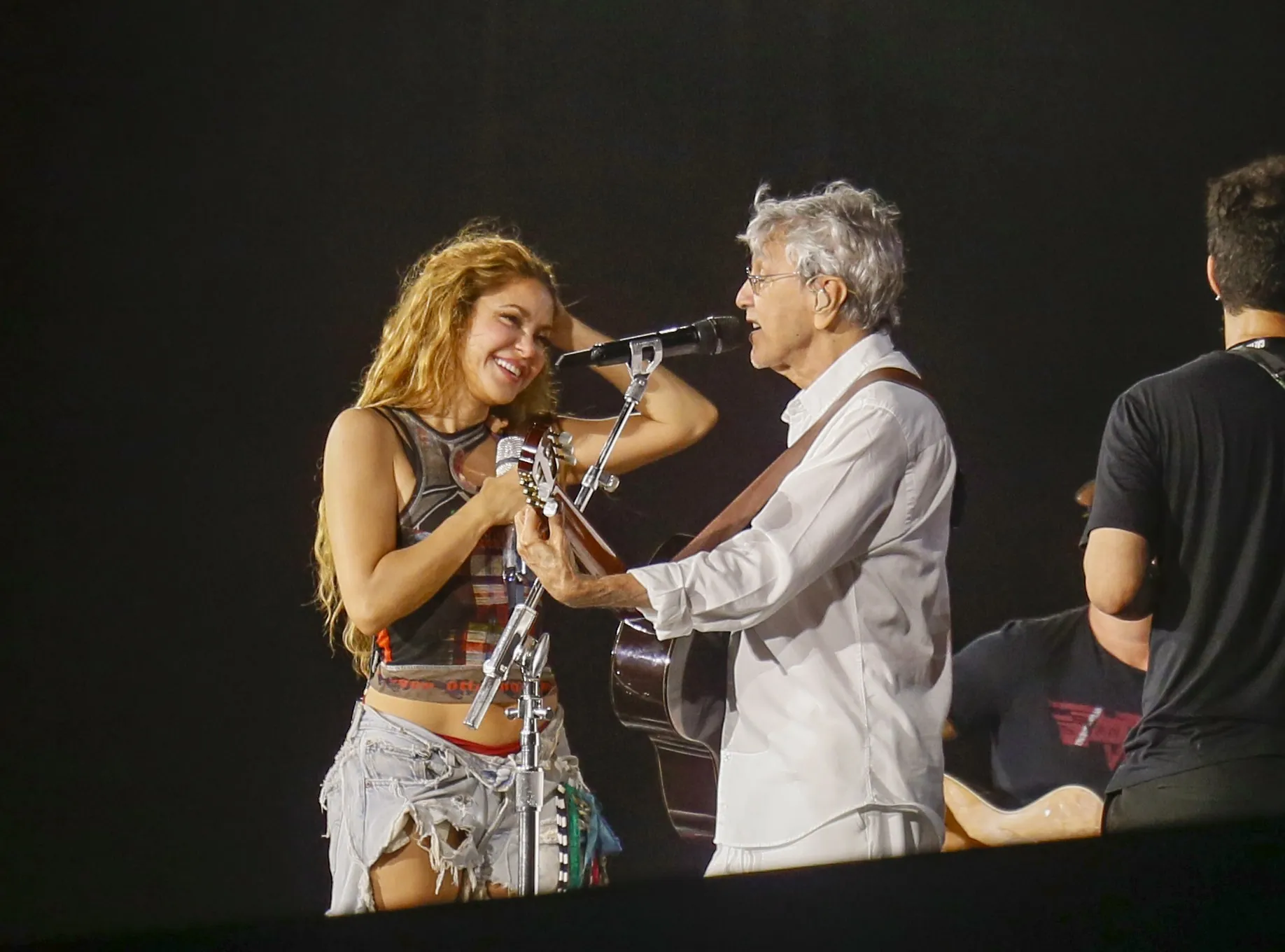 Shakira faz ensaio em Copacabana com Maria Bethânia e Caetano Veloso e antecipa clima de show na praia diante de multidão