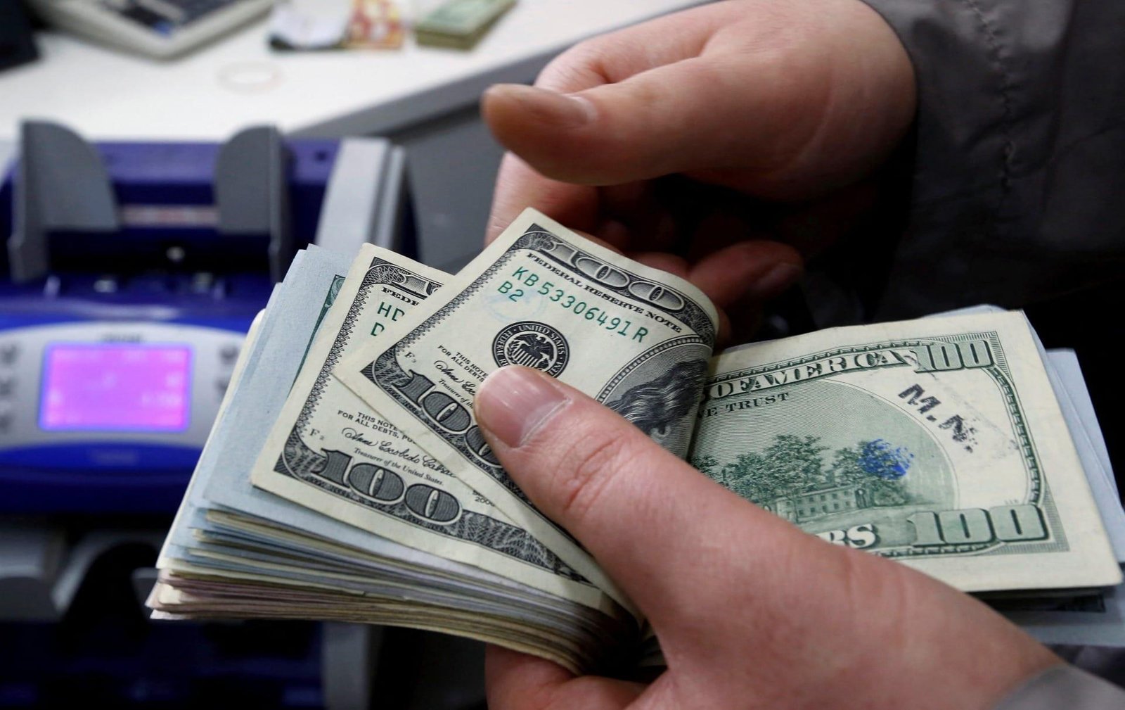 Dólar tem leve queda, mas segue acima de R$ 5,40