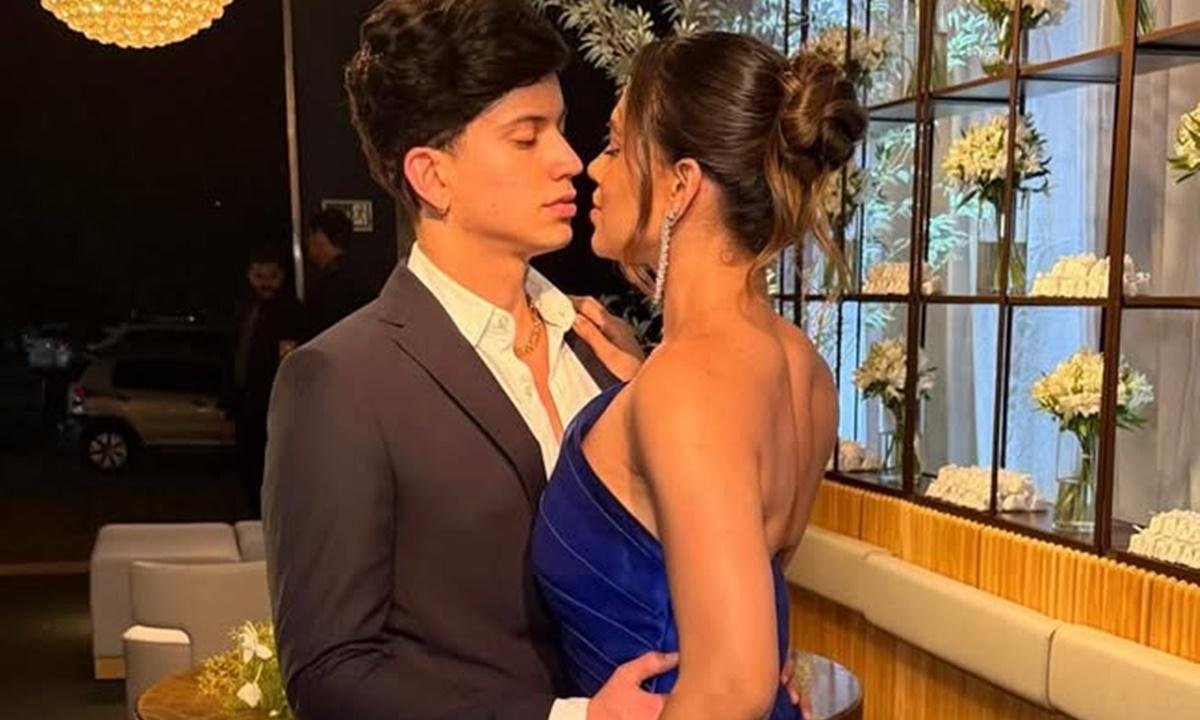 Veja o momento em que Léo Foguete pede namorada em casamento em Paris